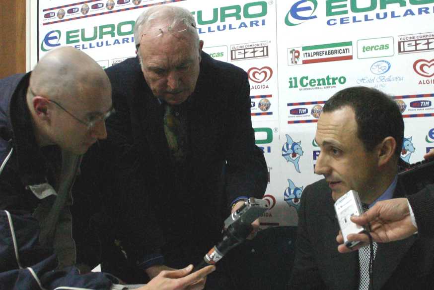 http://www.roseto.com/foto/4367_Sala%20stampa%20Messina%202.jpg